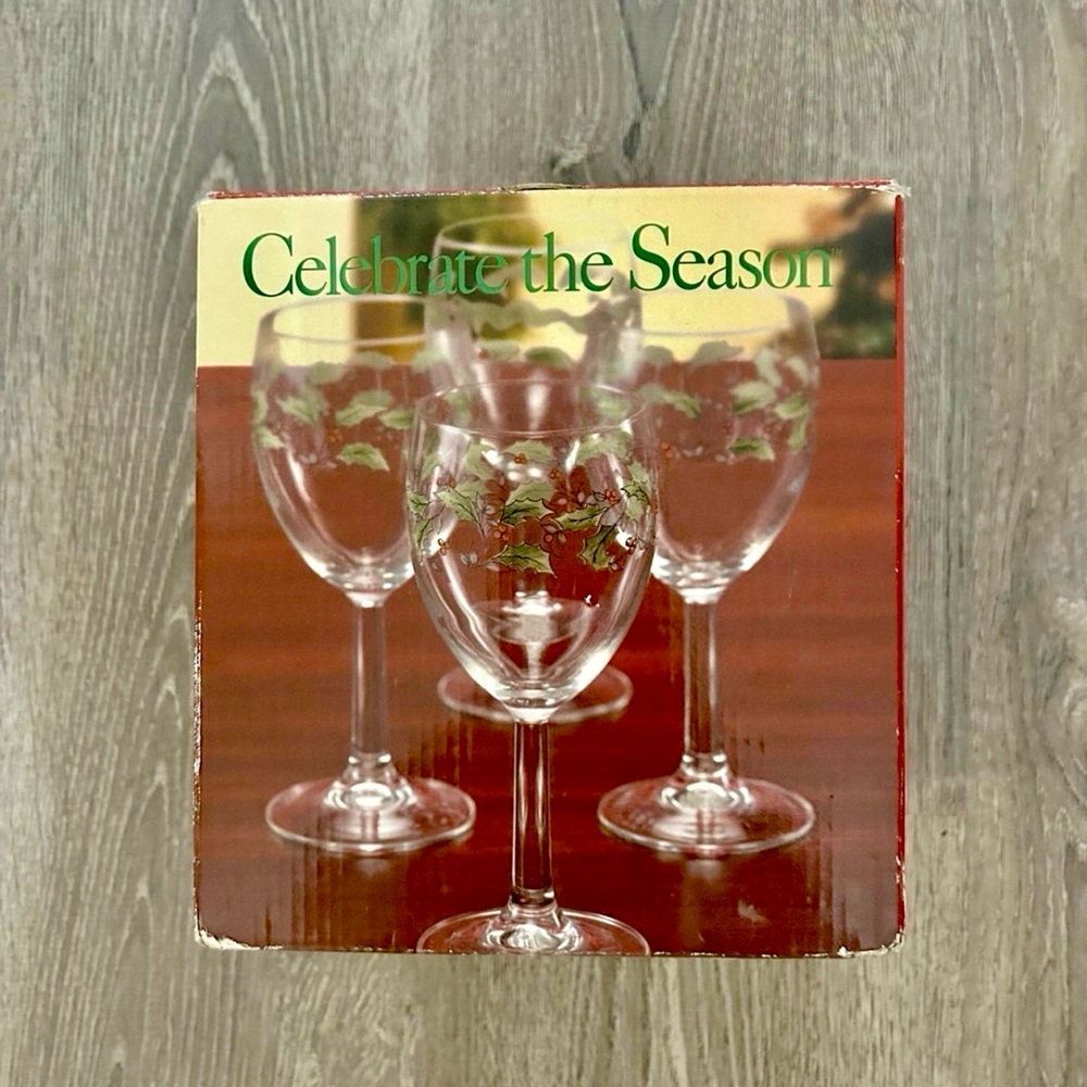 Holiday Stemmed Wine Glass Set of 4 - New